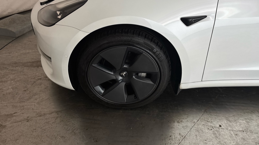 TESLA MODEL 3 Image 17