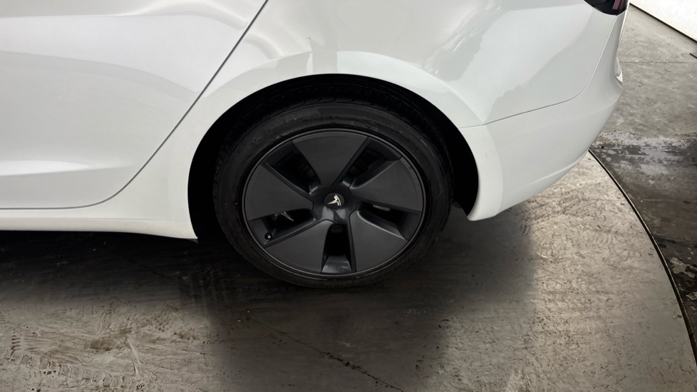 TESLA MODEL 3 Image 18