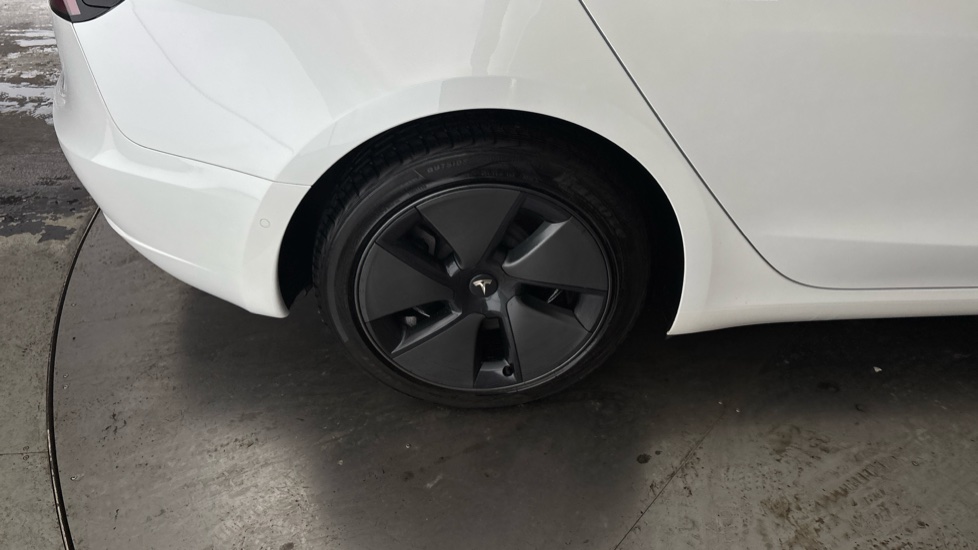 TESLA MODEL 3 Image 19