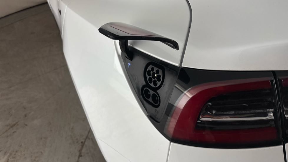 TESLA MODEL 3 Image 21
