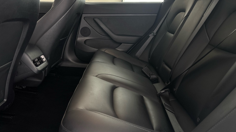 TESLA MODEL 3 Image 14