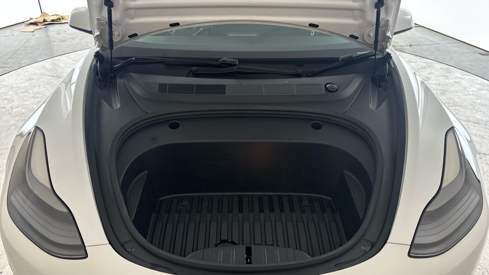 TESLA MODEL 3 Image 16