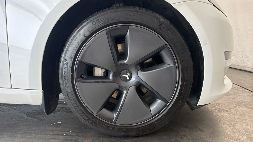 TESLA MODEL 3 Image 20