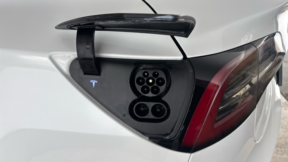 TESLA MODEL 3 Image 21