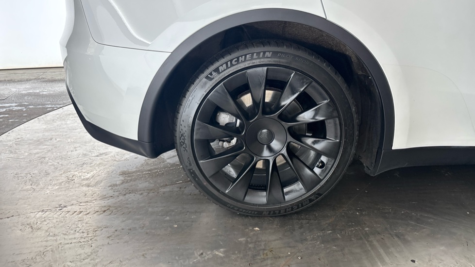 Tesla Model Y Image 19