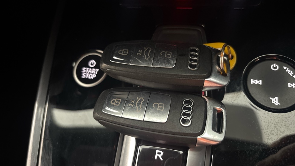 AUDI Q4 2 keys