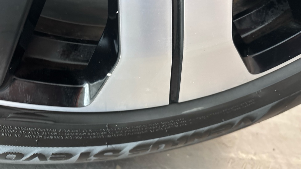VOLVO C40 scuff