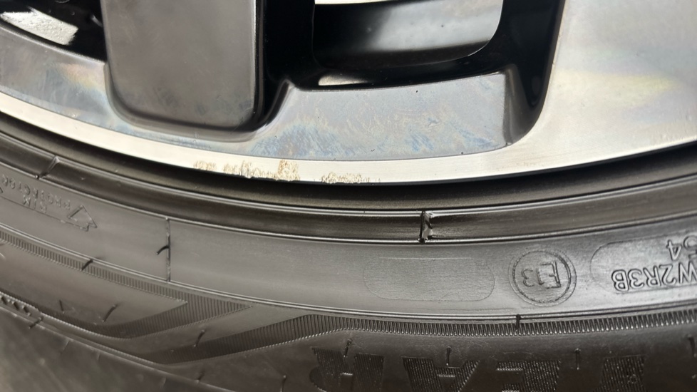 VOLVO C40 scuff