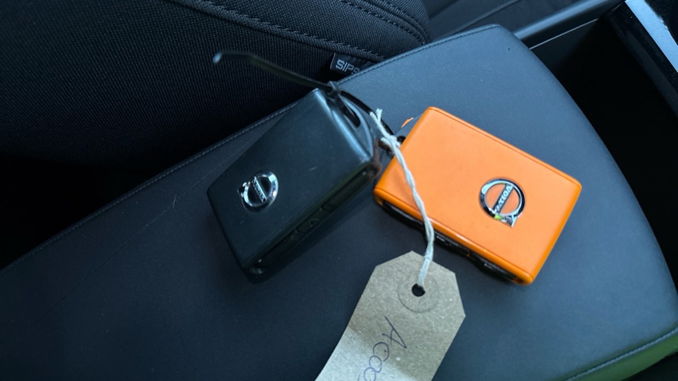 VOLVO C40 two keys