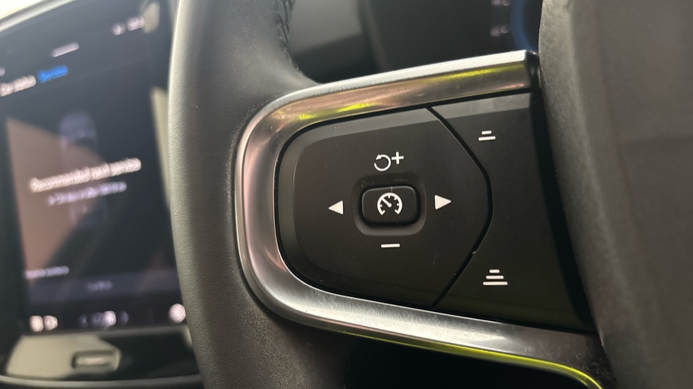 VOLVO C40 cruise control