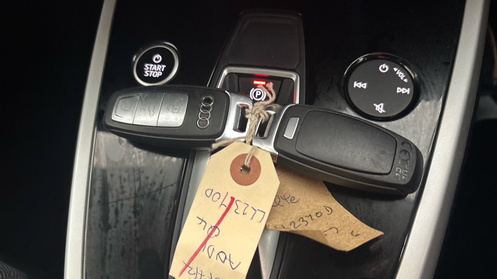 AUDI Q4 2 keys