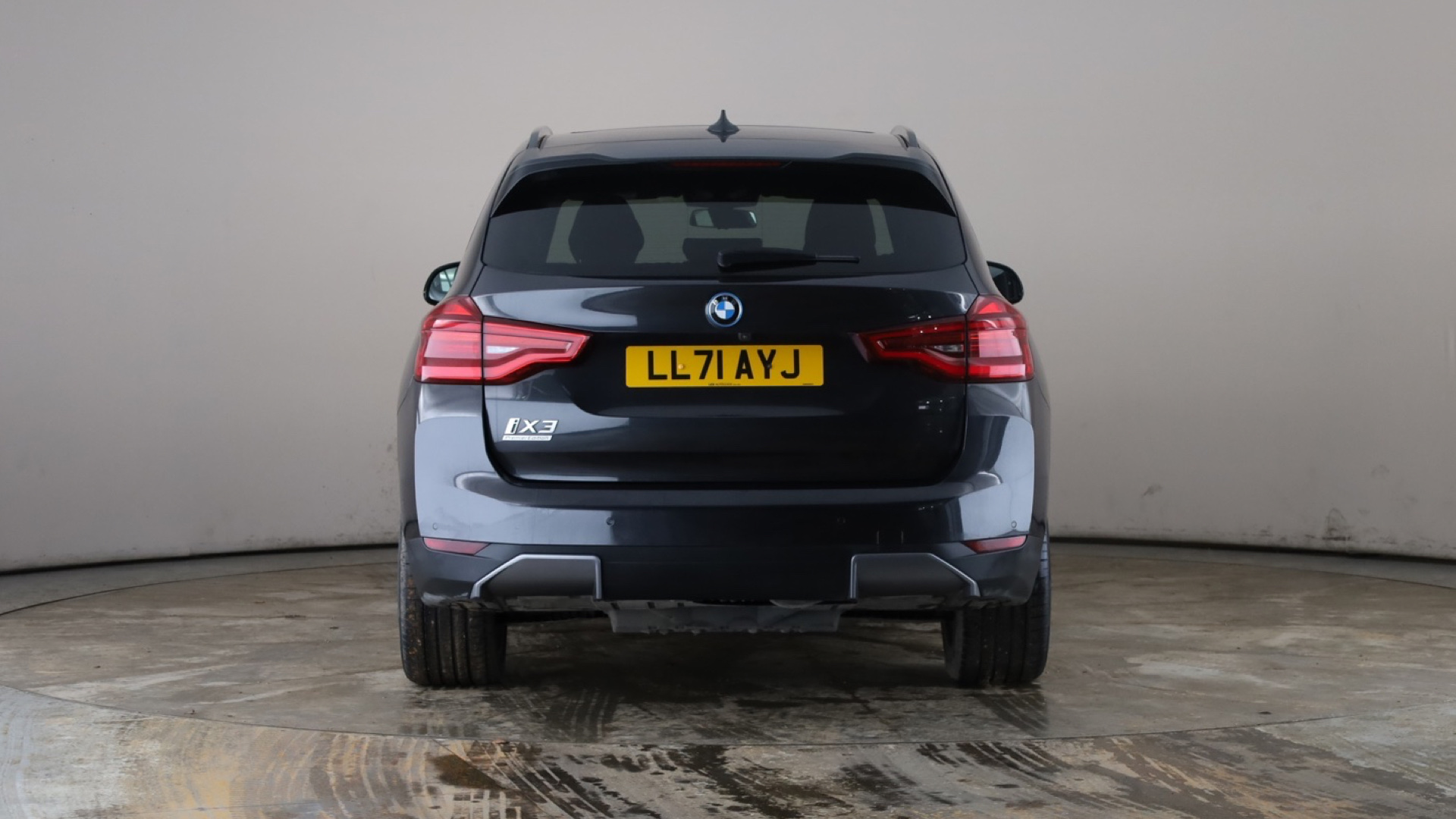 4020924 210kW Premier Edition Pro 80kWh 5dr Auto