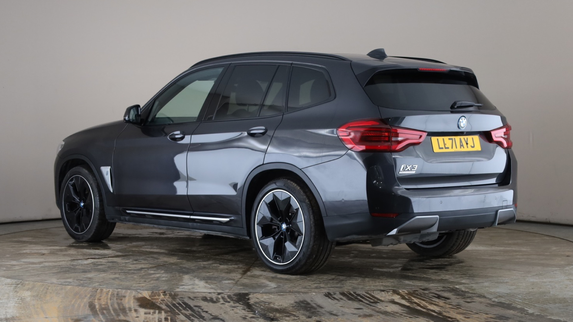 4020924 210kW Premier Edition Pro 80kWh 5dr Auto