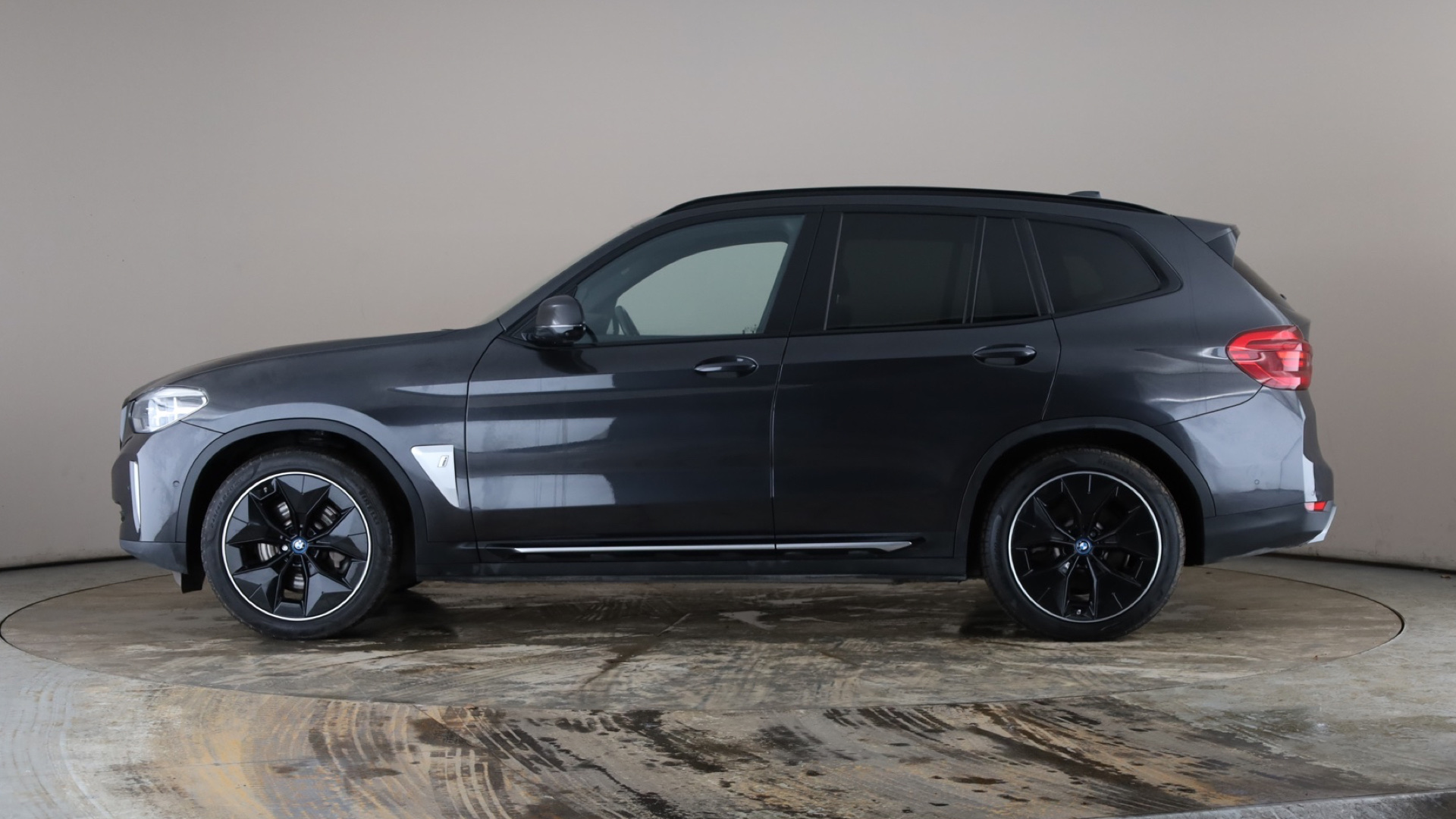 4020924 210kW Premier Edition Pro 80kWh 5dr Auto