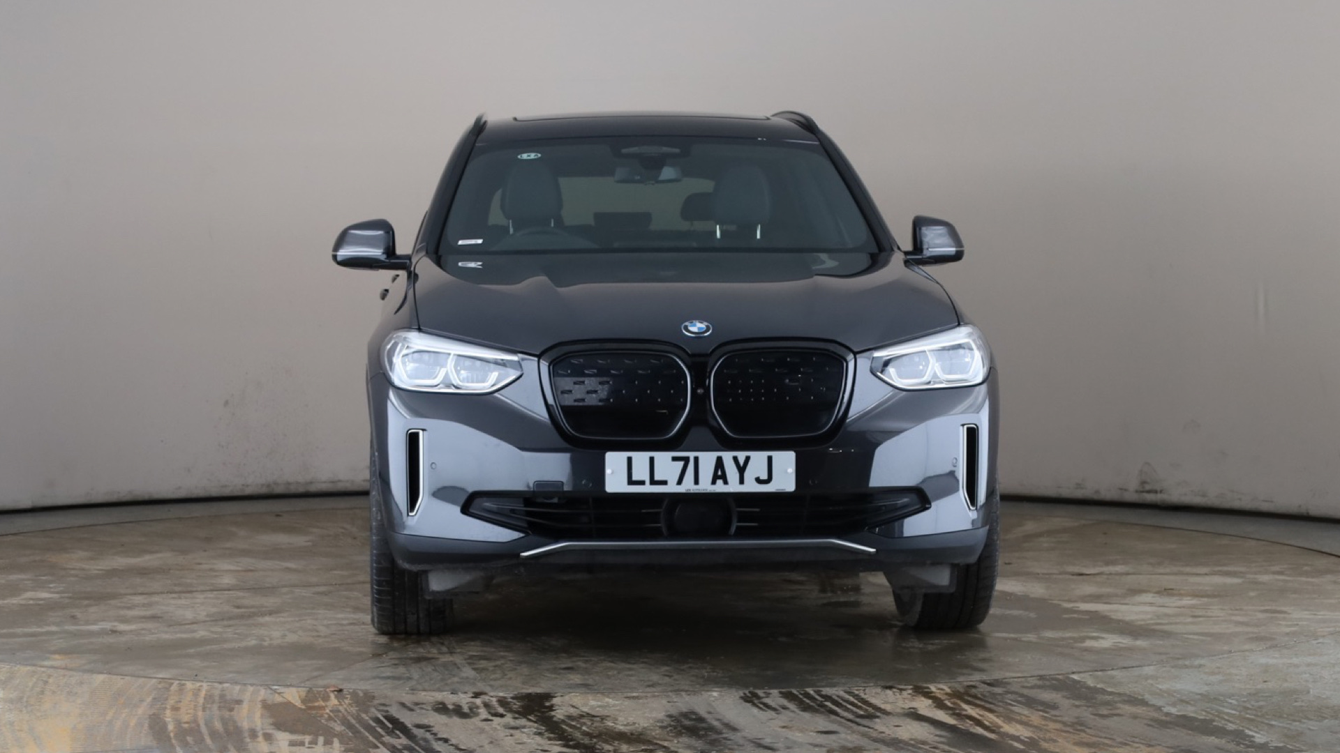 4020924 210kW Premier Edition Pro 80kWh 5dr Auto