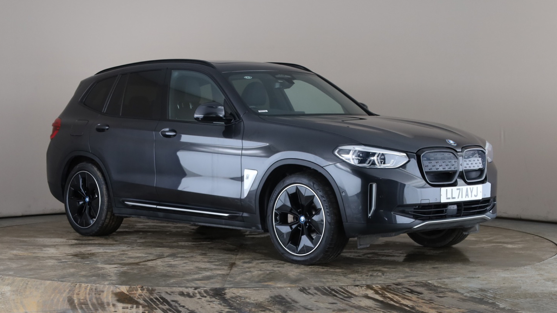 4020924 210kW Premier Edition Pro 80kWh 5dr Auto