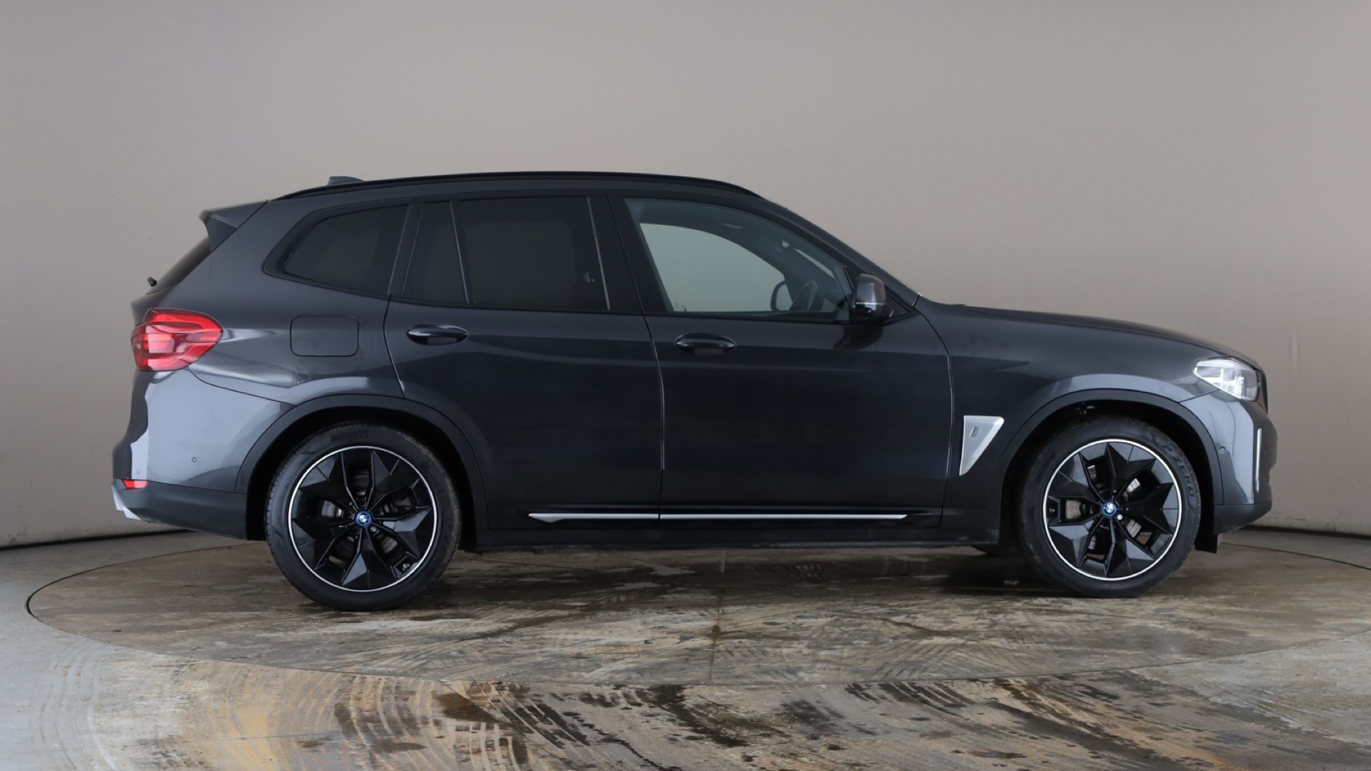 4020924 210kW Premier Edition Pro 80kWh 5dr Auto