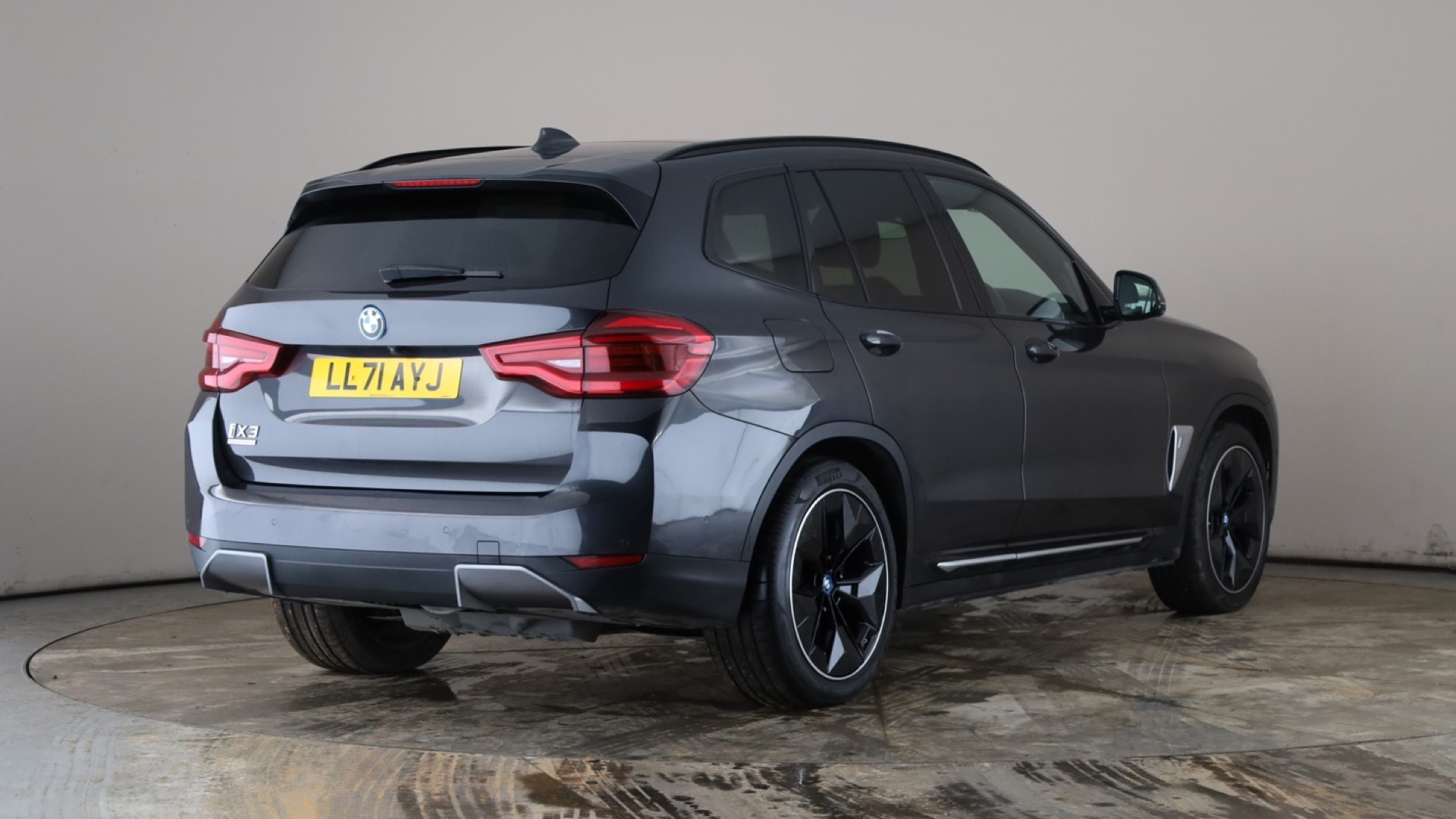 4020924 210kW Premier Edition Pro 80kWh 5dr Auto