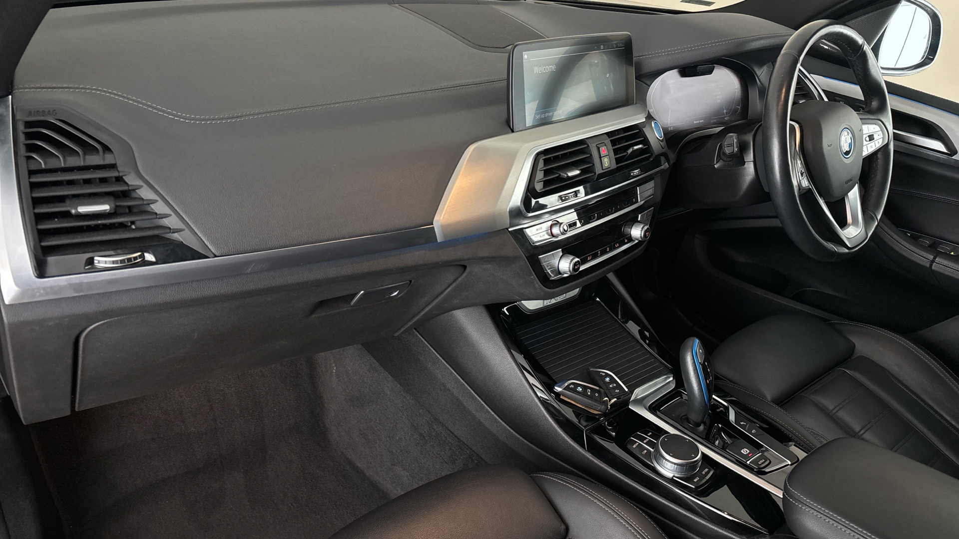 4020924 210kW Premier Edition Pro 80kWh 5dr Auto