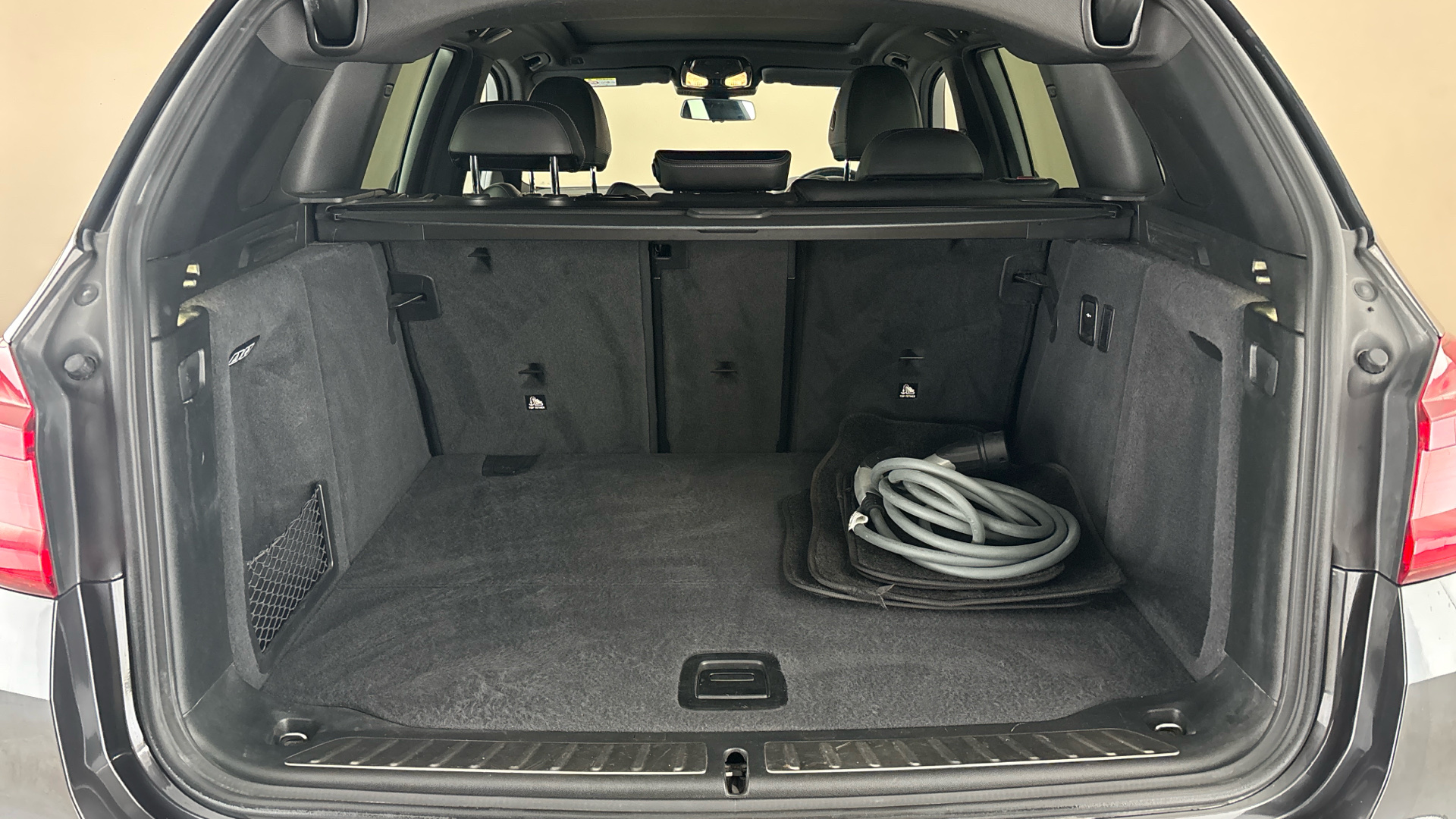 4020924 210kW Premier Edition Pro 80kWh 5dr Auto