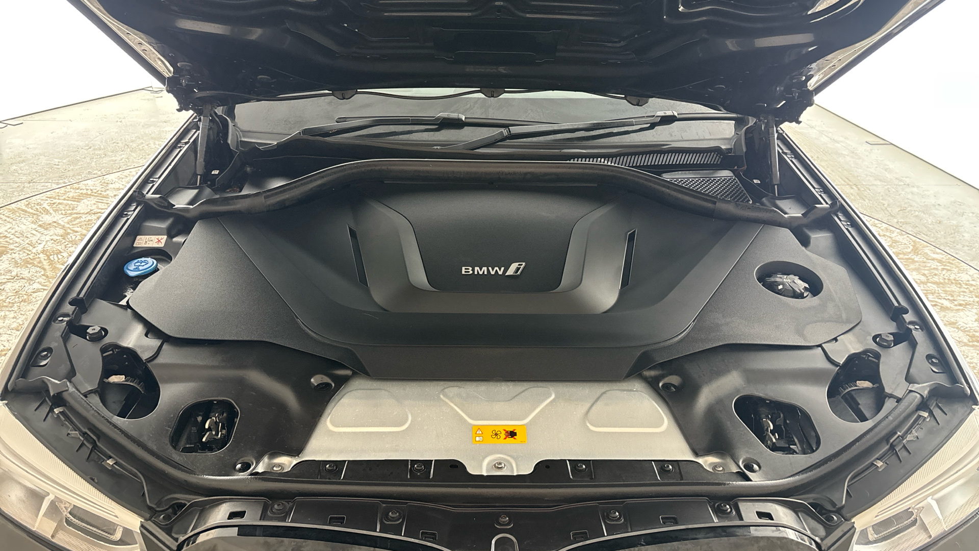 4020924 210kW Premier Edition Pro 80kWh 5dr Auto