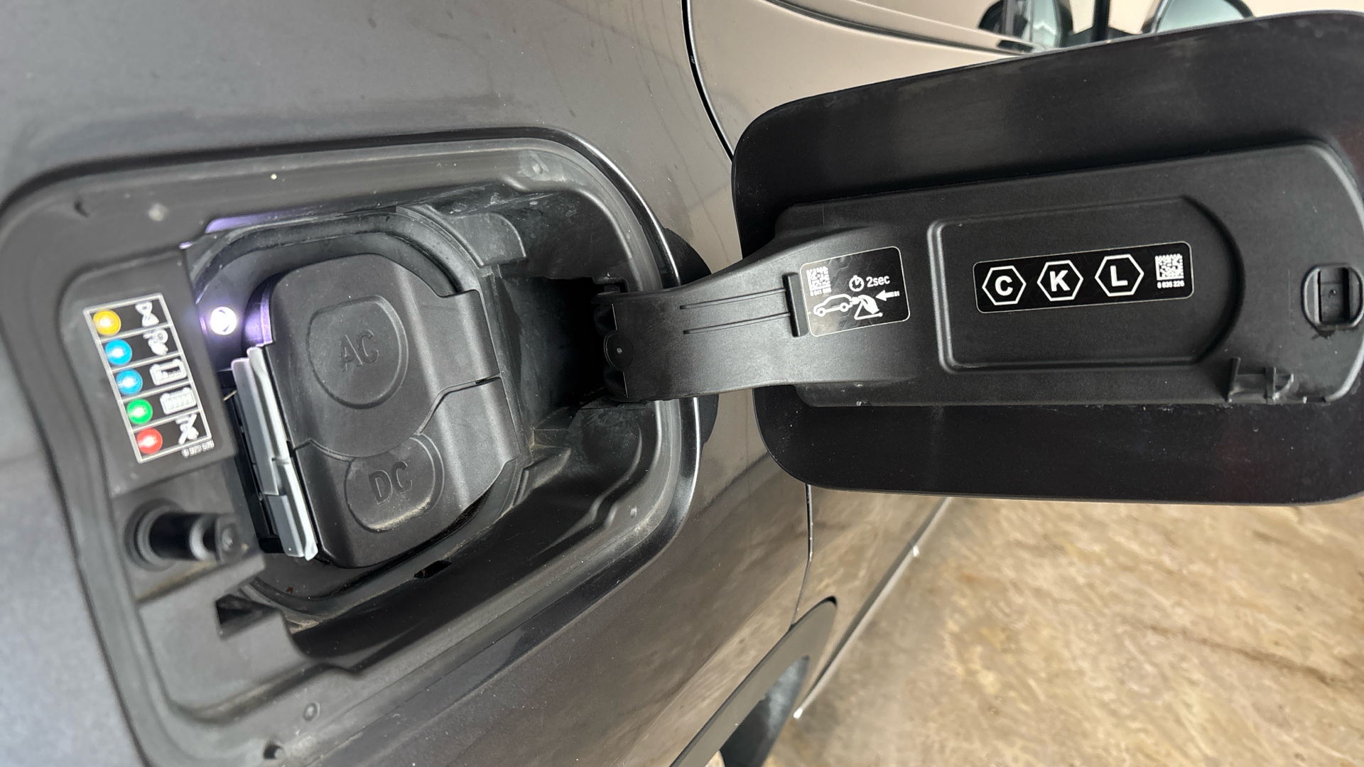 4020924 210kW Premier Edition Pro 80kWh 5dr Auto