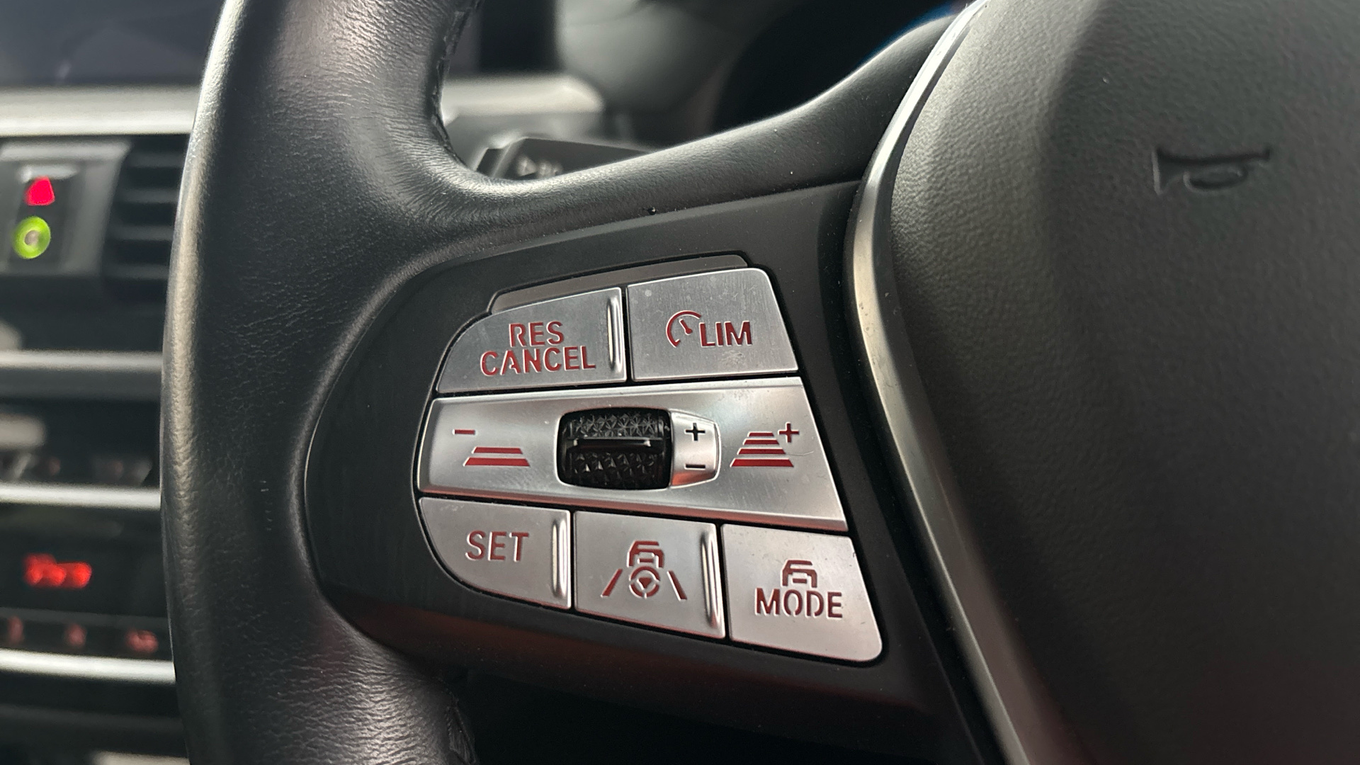 4020924 210kW Premier Edition Pro 80kWh 5dr Auto