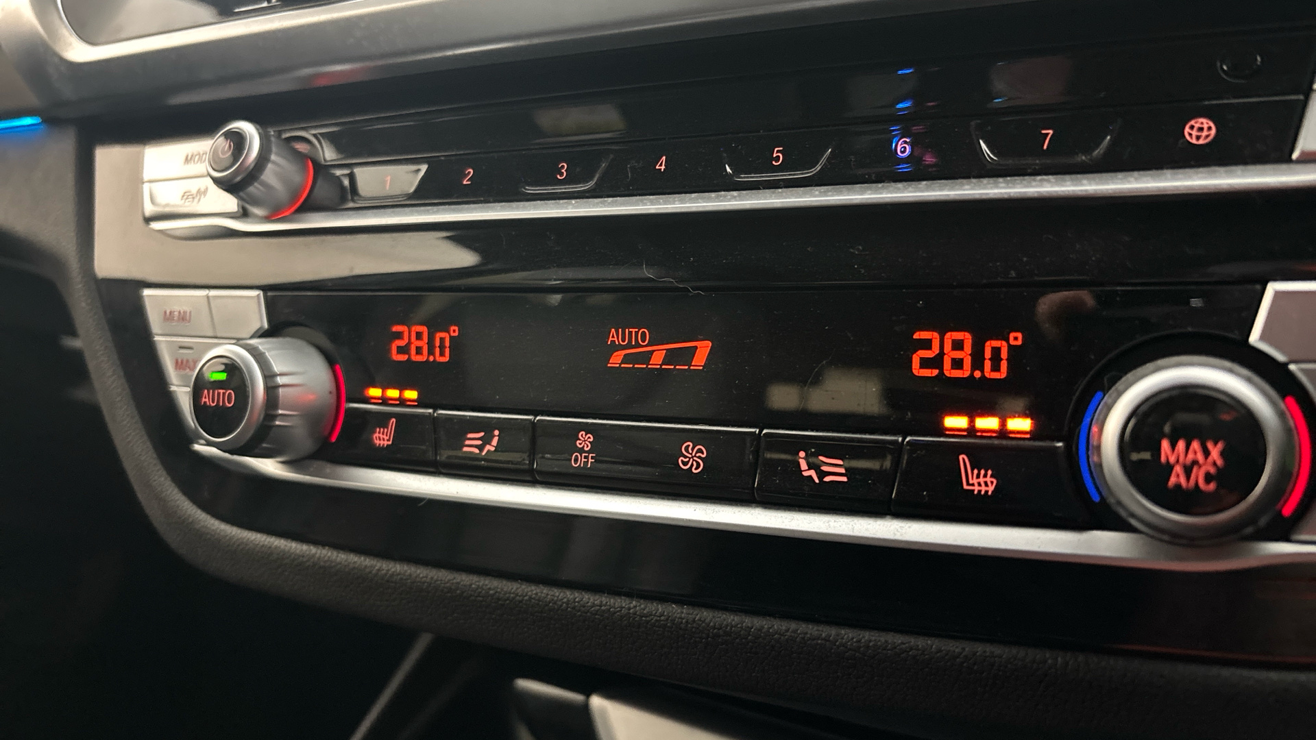 4020924 210kW Premier Edition Pro 80kWh 5dr Auto