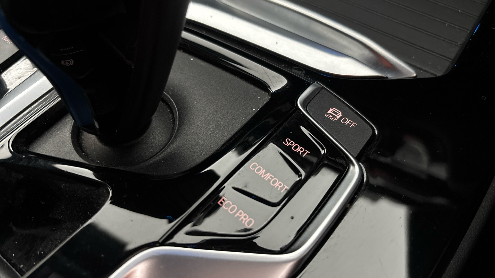 4020924 210kW Premier Edition Pro 80kWh 5dr Auto