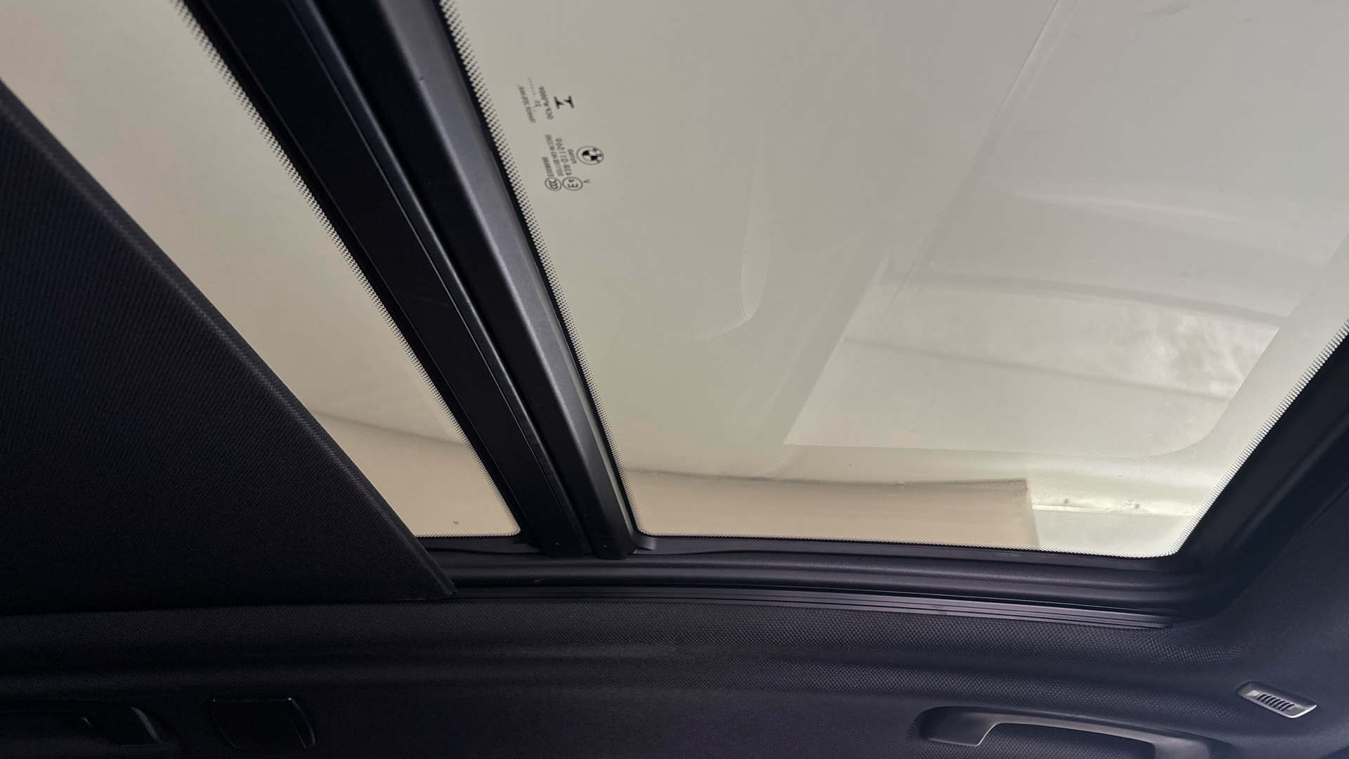 4020924 210kW Premier Edition Pro 80kWh 5dr Auto