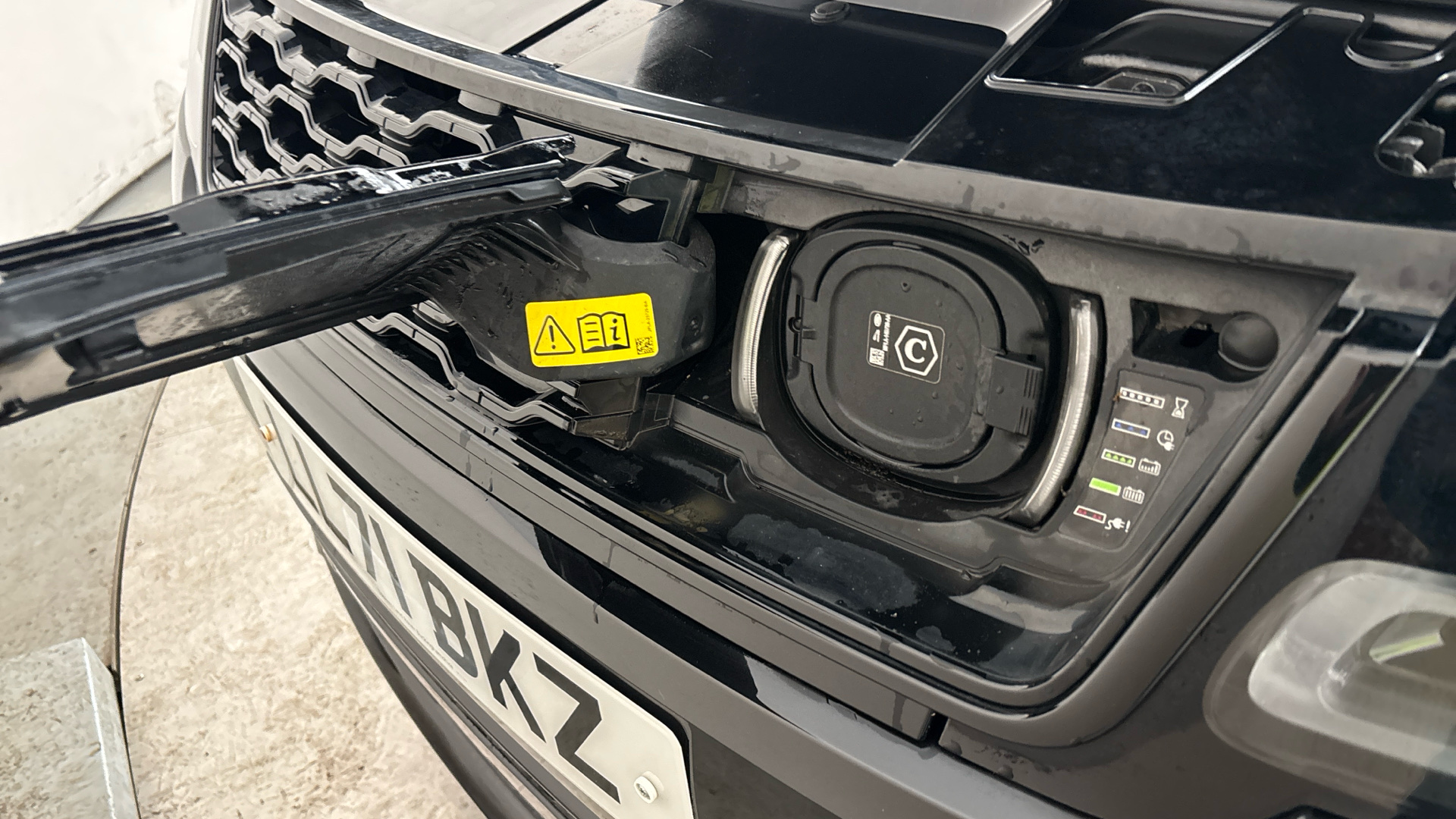 4021011 2.0 P400e HSE Dynamic Black 5dr Auto