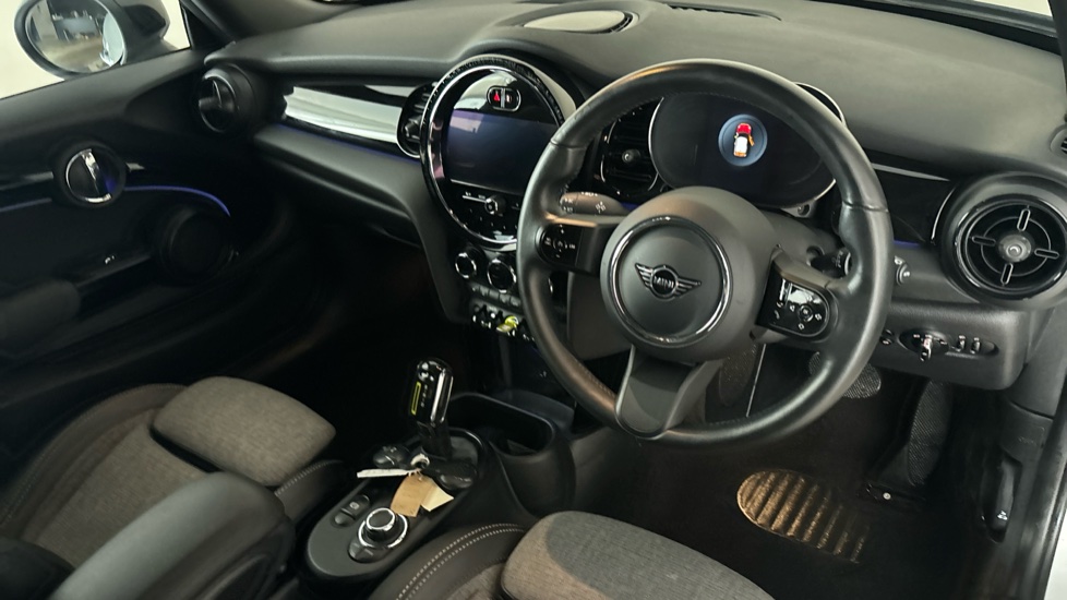 MINI HATCHBACK Image 9