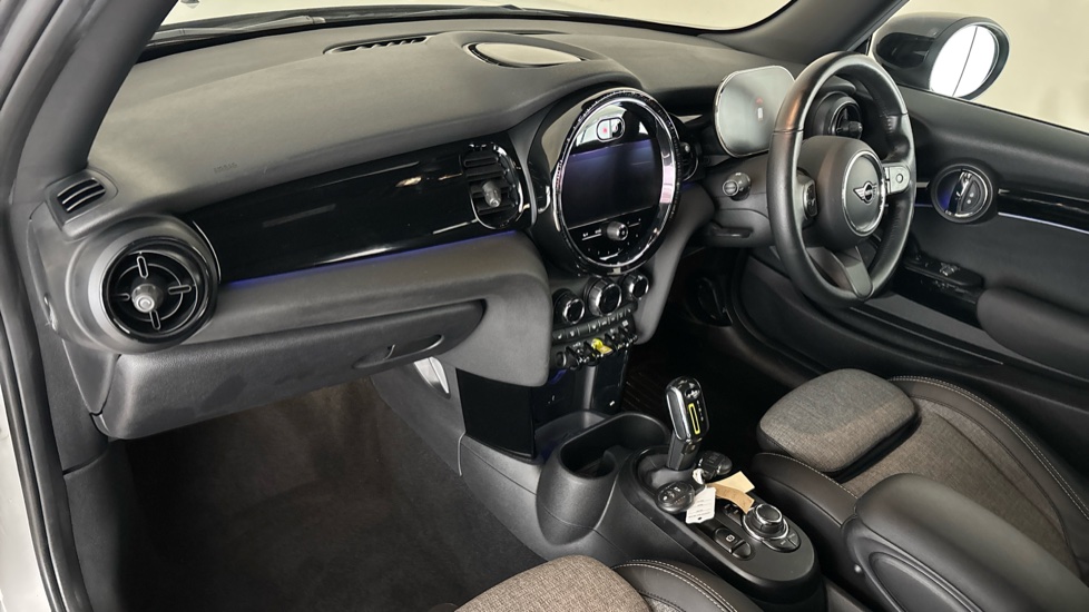 MINI HATCHBACK Image 10