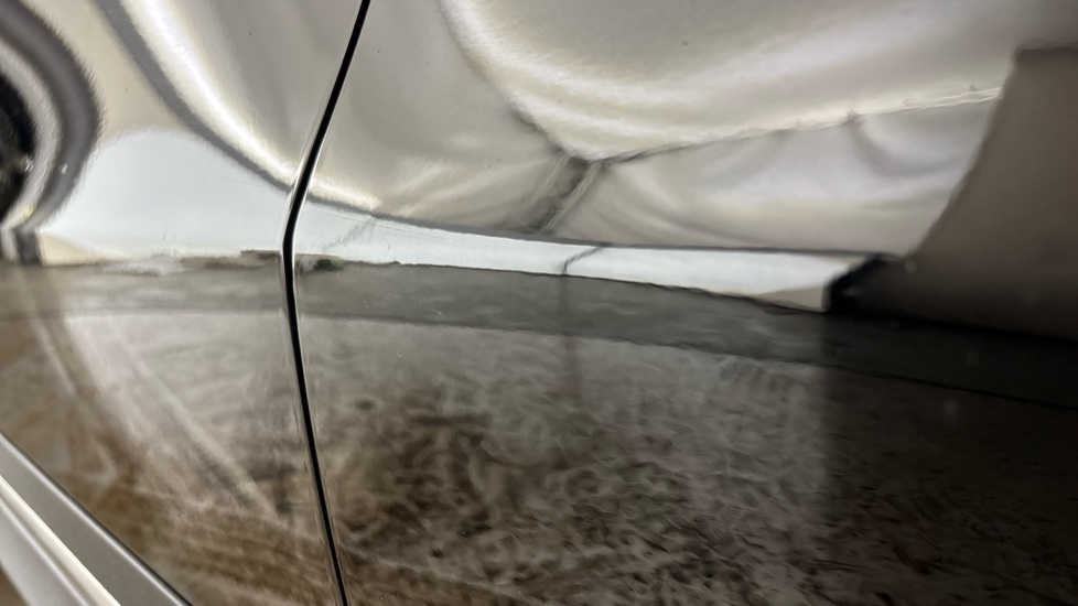 MERCEDES EQA Dents