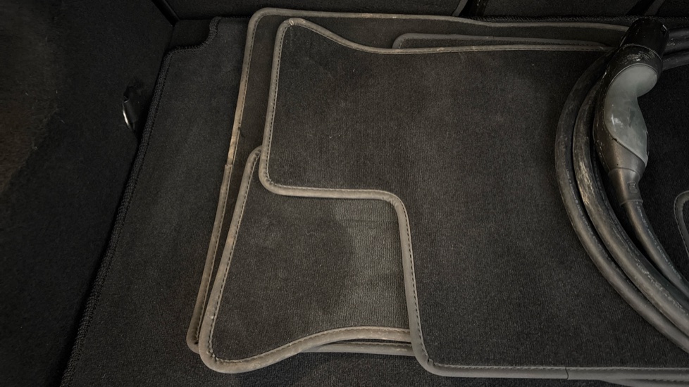 MERCEDES EQA Drive mat missing