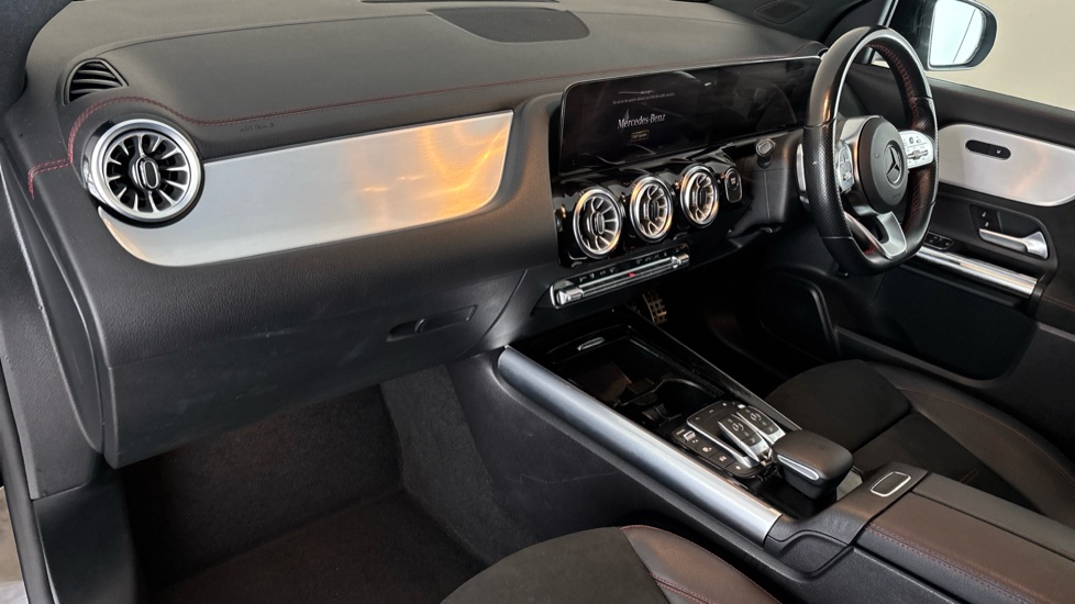 MERCEDES EQA Image 10