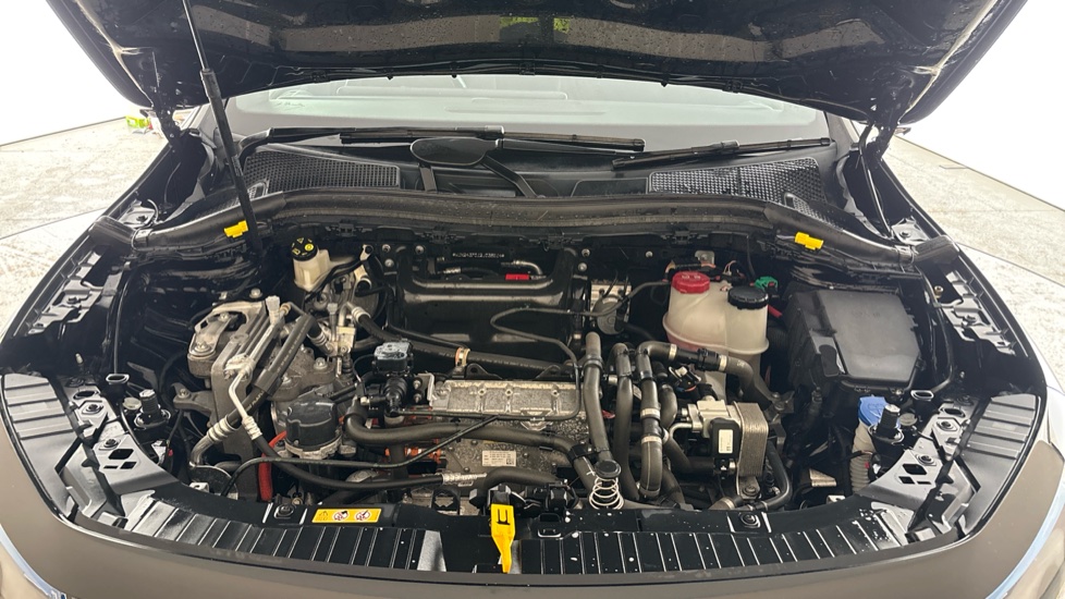 MERCEDES EQA Image 16