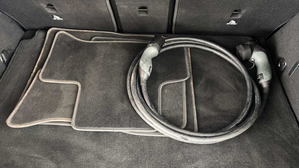 MERCEDES EQA Image 22