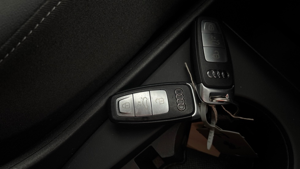 AUDI Q4 2 keys