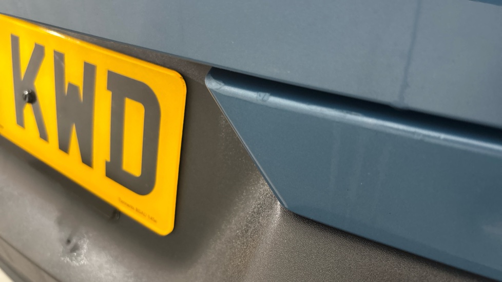 VOLVO C40 chips and scratches