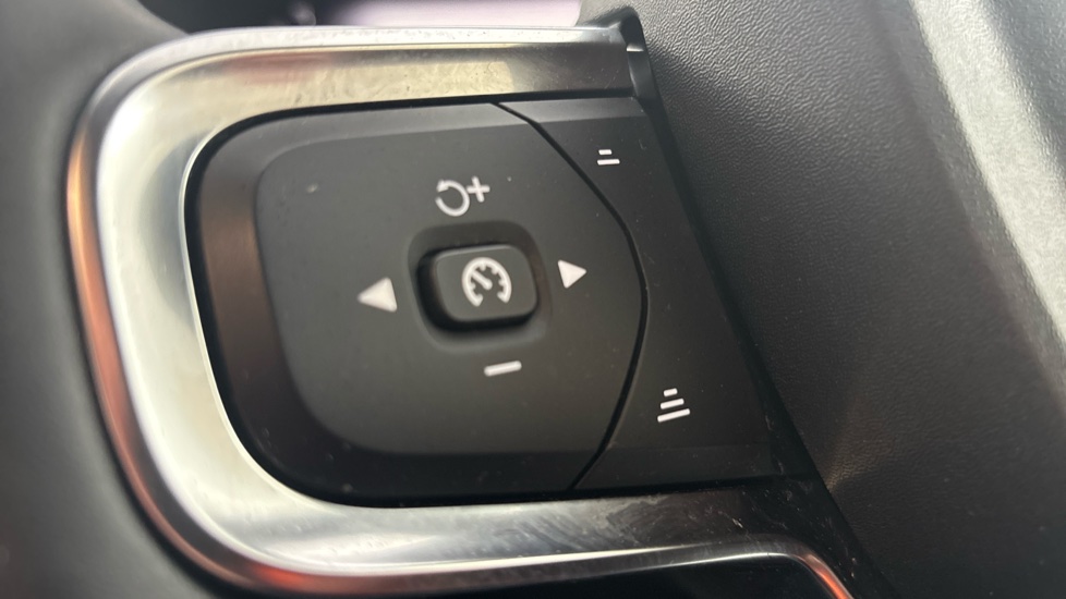 VOLVO C40 cruise control
