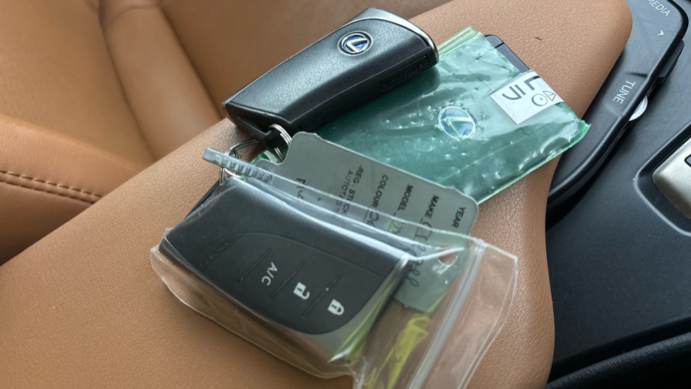 LEXUS UX 2 keys