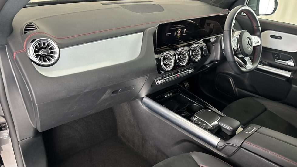 MERCEDES EQA Image 10