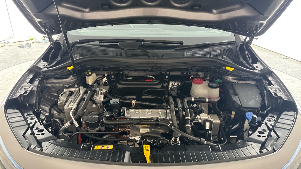 MERCEDES EQA Image 16