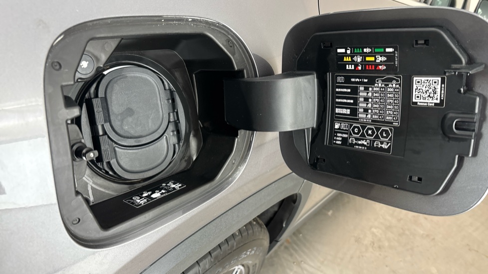 MERCEDES EQA Image 21