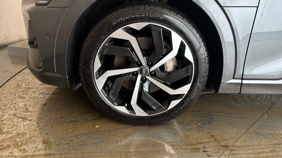AUDI E-TRON Image 17