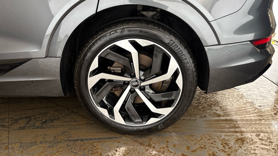 AUDI E-TRON Image 18