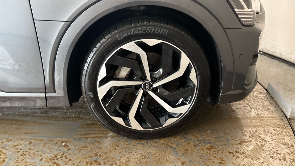 AUDI E-TRON Image 20