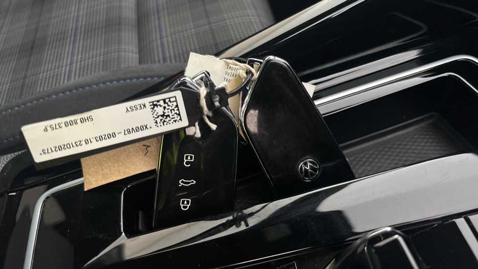 VOLKSWAGEN GOLF two keys