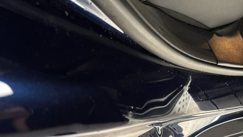 MERCEDES EQC dent